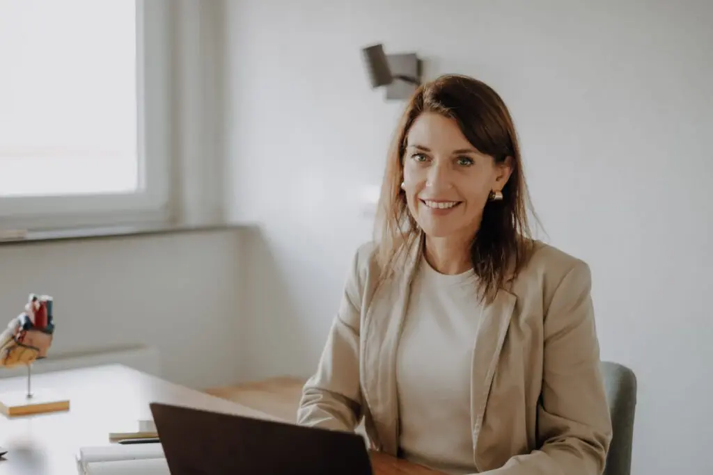 Katrin_Haegele_am_Laptop